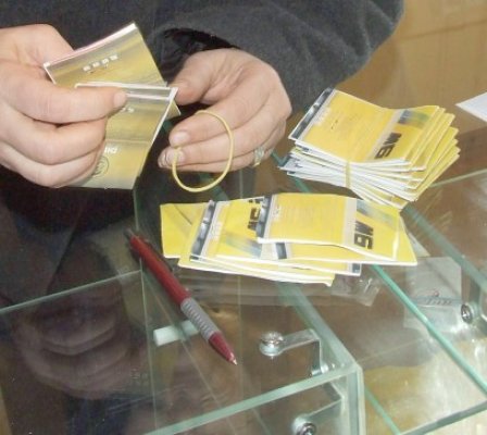 Tineri prinşi cu etnobotanice, în apropierea unor şcoli
